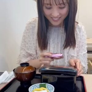 Karen Otomo Instagram - ねえ！
ラッキーだよ、また土用の丑の日だよ！

土用の丑の日が年に一度じゃないことを、毎度忘れてしまいます。

自分は忘れるタイプであると素直に認め、土用の丑の日も、日々の勉強も繰り返し繰り返しやっていくしかないですねえ。

美味しかったよ、お外ご飯。
な、写真たち。

《今週の予定》
8月5日(月)
・17:10〜FM GUNMA「flower pot」
・19:00〜テレビ朝日「旅好き1万人&旅のプロが選ぶ!涼しい観光名所総選挙」
・22:00〜Abema「今日、好きになりました。」

8月6日（火）
・16:30〜福岡放送「めんたいワイド」生放送
・19:00〜FBS YouTube「ボイスマ」生配信

8月7日（水）
・15:15〜FM福岡「DIG!!!!!!!!FUKUOKA」生出演
・16:30〜LOVE FM「musicx serendipity」生出演

8月10日(土)
・TVQ「ちょっと福岡行ってきました」
果穂ちゃんとロケしてきました❤️‍🔥

8月11日（日）
・11:20～「D'sCafe supported by ディズニー★JCBカード」

今週はラジオと生放送たっぷりです☺️
お衣装写真は後ほどまとめて載せますね~✨