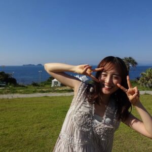 Karen Otomo Instagram - おはようございます🍃
月曜日の振替休日は
なんだかフワフワゆらゆらした気持ちですね💭
お仕事の方も、お休みの方も、
穏やかな時間を少しでも味わえる、良き日となりますよう。

《今週の予定》
8月12日(月)
・17:10〜FM GUNMA「flower pot」
・22:00〜Abema「今日、好きになりました。」

8月15日(木)
・福岡放送「バリはやッ!ZIP!」（VTRのワンコーナーにお邪魔しています✨）
・21:00〜日本テレビ「秘密のケンミンSHOW極」

8月17日(土)
・20:00〜テレビ朝日「池上彰のニュースそうだったのか‼︎」

今日の写真は先日放送された、「ちょっと福岡行ってきました！」のオフショット。
果穂ちゃんとのロケは、もしや旅行なのでは？と錯覚するくらいに楽しかったです🤭