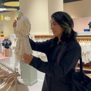 Karen Polinesia Instagram - Junio Post 🤍__🤍
Fue increíble la pasé muy bien en Corea rodeada de amigos y experiencias bellas…
Me hicieron un análisis de color e imagen en COREANO! Hahahaa 

El último video es haciendo shopping y si, ahora compro ropa para bebé 👶