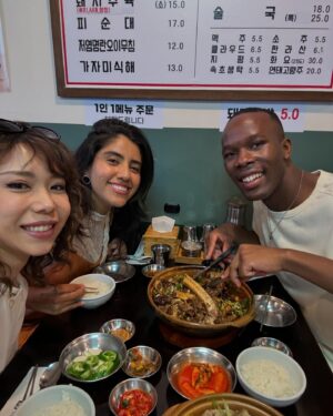Karen Polinesia Instagram - Junio Post 🤍__🤍
Fue increíble la pasé muy bien en Corea rodeada de amigos y experiencias bellas…
Me hicieron un análisis de color e imagen en COREANO! Hahahaa 

El último video es haciendo shopping y si, ahora compro ropa para bebé 👶