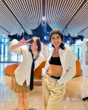 Karen Polinesia Instagram - Junio Post 🤍__🤍
Fue increíble la pasé muy bien en Corea rodeada de amigos y experiencias bellas…
Me hicieron un análisis de color e imagen en COREANO! Hahahaa 

El último video es haciendo shopping y si, ahora compro ropa para bebé 👶