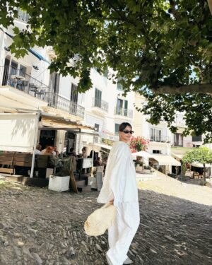 Karen Takizawa Instagram - 夏お休みでバルセロナにいかせていただいていました🏖️

ずっと寝る夢にまで見ていたスペイン🇪🇸です。

間違いなく恋に焦がれていた分、行ってすぐ恋に落ちた国でした。

見るものが、現実でありながらファンタジーでした🥹

今回はバルセロナや少し遠くのビーチ村や昔ながらの村に行ったりもしました。

どれだけ歩いても足が疲れたを言わせないほどに、歩くことが楽しいのです。

歩くことをやめたくないのですが、それでも夜が来ます🌙ようやく寝ます☺️

そんな旅中の旅をできた気がしました。

ほんとうにご飯もおいしいのはわざわざ言うほどでもないほどで、イカとタコと牡蠣好きの私からしたらぴったりの美味しいが見つかる国でした🥰✨

写真ありすぎるので、ゆっくりと✨

この写真はスペインのカダケスという地域に行ったときです🏖️

わかりやすい白いおうちに、
はっきり言える青い海。

これだけで、人は絶景を知れます✨