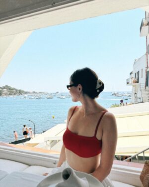 Karen Takizawa Instagram - 夏お休みでバルセロナにいかせていただいていました🏖️

ずっと寝る夢にまで見ていたスペイン🇪🇸です。

間違いなく恋に焦がれていた分、行ってすぐ恋に落ちた国でした。

見るものが、現実でありながらファンタジーでした🥹

今回はバルセロナや少し遠くのビーチ村や昔ながらの村に行ったりもしました。

どれだけ歩いても足が疲れたを言わせないほどに、歩くことが楽しいのです。

歩くことをやめたくないのですが、それでも夜が来ます🌙ようやく寝ます☺️

そんな旅中の旅をできた気がしました。

ほんとうにご飯もおいしいのはわざわざ言うほどでもないほどで、イカとタコと牡蠣好きの私からしたらぴったりの美味しいが見つかる国でした🥰✨

写真ありすぎるので、ゆっくりと✨

この写真はスペインのカダケスという地域に行ったときです🏖️

わかりやすい白いおうちに、
はっきり言える青い海。

これだけで、人は絶景を知れます✨