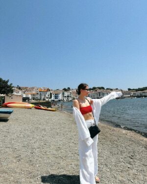Karen Takizawa Instagram - 夏お休みでバルセロナにいかせていただいていました🏖️

ずっと寝る夢にまで見ていたスペイン🇪🇸です。

間違いなく恋に焦がれていた分、行ってすぐ恋に落ちた国でした。

見るものが、現実でありながらファンタジーでした🥹

今回はバルセロナや少し遠くのビーチ村や昔ながらの村に行ったりもしました。

どれだけ歩いても足が疲れたを言わせないほどに、歩くことが楽しいのです。

歩くことをやめたくないのですが、それでも夜が来ます🌙ようやく寝ます☺️

そんな旅中の旅をできた気がしました。

ほんとうにご飯もおいしいのはわざわざ言うほどでもないほどで、イカとタコと牡蠣好きの私からしたらぴったりの美味しいが見つかる国でした🥰✨

写真ありすぎるので、ゆっくりと✨

この写真はスペインのカダケスという地域に行ったときです🏖️

わかりやすい白いおうちに、
はっきり言える青い海。

これだけで、人は絶景を知れます✨