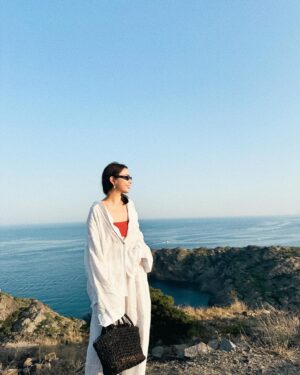 Karen Takizawa Instagram - 夏お休みでバルセロナにいかせていただいていました🏖️

ずっと寝る夢にまで見ていたスペイン🇪🇸です。

間違いなく恋に焦がれていた分、行ってすぐ恋に落ちた国でした。

見るものが、現実でありながらファンタジーでした🥹

今回はバルセロナや少し遠くのビーチ村や昔ながらの村に行ったりもしました。

どれだけ歩いても足が疲れたを言わせないほどに、歩くことが楽しいのです。

歩くことをやめたくないのですが、それでも夜が来ます🌙ようやく寝ます☺️

そんな旅中の旅をできた気がしました。

ほんとうにご飯もおいしいのはわざわざ言うほどでもないほどで、イカとタコと牡蠣好きの私からしたらぴったりの美味しいが見つかる国でした🥰✨

写真ありすぎるので、ゆっくりと✨

この写真はスペインのカダケスという地域に行ったときです🏖️

わかりやすい白いおうちに、
はっきり言える青い海。

これだけで、人は絶景を知れます✨