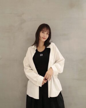 Karen Takizawa Instagram - ドラマ撮影も無事に私は全て終わりました。

そこでどうでもいいでしょうが、
また前髪を作りました🙂‍↕️

今回は前髪の本数を増やしたかったので、
奥の方から前髪にしました🪮

生きてきて一番前髪に分類される髪の毛の本数が最大かもしれません😂

皆様にとっては砂みたいな変化だと思いますが(砂に失礼だったらごめんなさい)自分にしたら岩みたいにおおきな変化です🪨

このまま後ろ髪は伸ばして、今は自分がしたい髪型になるために探究心を忘れないようにがんばります☺️！