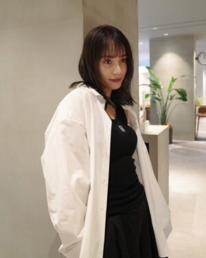 Karen Takizawa Instagram - ドラマ撮影も無事に私は全て終わりました。

そこでどうでもいいでしょうが、
また前髪を作りました🙂‍↕️

今回は前髪の本数を増やしたかったので、
奥の方から前髪にしました🪮

生きてきて一番前髪に分類される髪の毛の本数が最大かもしれません😂

皆様にとっては砂みたいな変化だと思いますが(砂に失礼だったらごめんなさい)自分にしたら岩みたいにおおきな変化です🪨

このまま後ろ髪は伸ばして、今は自分がしたい髪型になるために探究心を忘れないようにがんばります☺️！