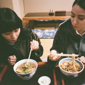 Karen Takizawa Instagram - 本日は、GEEKS第2話です🚓

今回は疑わしき人々がいて、私たち一同惑わされてしまいます。

基山さんの地図魂が発揮できるといいのですが🗺️

それでも大切にしたいのが、17時終わりの徹底さです🫡
やるときはやる！帰る時は帰る！

そんなハッキリ屋さんが、西条さん、吉良さん、基山さんです🕔

今回はまゆのフィルム🎞️カメラで撮った一枚を🥰
いつ見てもこの3人との思い出が思い出せます😌☺️楽しかったなあ🥹♡

これを撮っていた日は冬とはいいませんがまだまだ寒かったんです☺️🍲