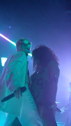 Karin Dreijer Instagram - Im so happy i couldn’t see you in the audience @bethditto otherwise I would have lost it🫣🫶🌹 thanks to you and everyone who came to meet us in Portland! We love you!!

📹 by @annak4rin