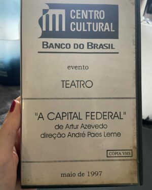 Karine Teles Instagram - Dia de tbt, achei essas fotos hoje do primeiro espetáculo que eu fiz no Rio de Janeiro!!!! Era “A Capital Federal” , um musical com direção de André Paes Leme! Não, eu não canto. Ralei muito p não atrapalhar o coro e mesmo assim eu atrapalhava. Também não sou dançarina, mas nesse quesito a@minha cara de pau foi trabalhada ao longo dos anos em aulas de ballet e jazz. Esse elenco era muito incrível! Aprendi tanto convivendo com eles! Aprendi sobre muitas coisas da cena e da vida (eu era a caçula do elenco) Tenho o VHS do espetáculo aqui guardado e espero que ainda funcione porque quero reassistir. A gente tinha uma coxia divertidíssima e era delicioso chegar no CCBB de quarta a domingo para estar em cena com eles! Sofri muito também, mas contrariando a crença de que guardamos mais as memórias ruins do que boas, quando penso nessa época, me vem instantaneamente um sorriso no rosto! #tbt #teatro #atriz #vhs #ccbbrio