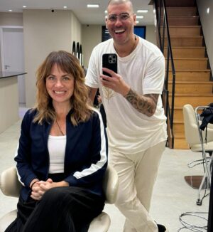 Karine Teles Instagram - Bom dia! Cabelo novo pronto pra “Salve Rosa”, longa metragem dirigindo pela sensacional @susannalira e tendo a parceria da maravilhosona @klarafgcastanho!  Tirar o tom escuro que me acompanhou por um ano foi missão das mais desafiadoras. @fabiooliveirahair , como sempre, chegou na referência conseguindo deixar meu cabelo saudável. Foram dois dias de mais de 6 horas de salão … Vários tratamentos e acima de tudo a inteligência, experiência e talento dele! Fábio arrasa! Gracias @colunaplay pelo carinho de sempre com meu trabalho! Tô muito dedicada a este novo filme, que me exige foco e concentração, mas de vez em quando prometo aparecer por aqui!. #cabelo #transformação #atriz #cinemabrasileiro #colunaplay #jornaloglobo