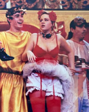 Karine Teles Instagram - Dia de tbt, achei essas fotos hoje do primeiro espetáculo que eu fiz no Rio de Janeiro!!!! Era “A Capital Federal” , um musical com direção de André Paes Leme! Não, eu não canto. Ralei muito p não atrapalhar o coro e mesmo assim eu atrapalhava. Também não sou dançarina, mas nesse quesito a@minha cara de pau foi trabalhada ao longo dos anos em aulas de ballet e jazz. Esse elenco era muito incrível! Aprendi tanto convivendo com eles! Aprendi sobre muitas coisas da cena e da vida (eu era a caçula do elenco) Tenho o VHS do espetáculo aqui guardado e espero que ainda funcione porque quero reassistir. A gente tinha uma coxia divertidíssima e era delicioso chegar no CCBB de quarta a domingo para estar em cena com eles! Sofri muito também, mas contrariando a crença de que guardamos mais as memórias ruins do que boas, quando penso nessa época, me vem instantaneamente um sorriso no rosto! #tbt #teatro #atriz #vhs #ccbbrio
