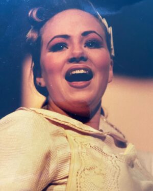 Karine Teles Instagram - Dia de tbt, achei essas fotos hoje do primeiro espetáculo que eu fiz no Rio de Janeiro!!!! Era “A Capital Federal” , um musical com direção de André Paes Leme! Não, eu não canto. Ralei muito p não atrapalhar o coro e mesmo assim eu atrapalhava. Também não sou dançarina, mas nesse quesito a@minha cara de pau foi trabalhada ao longo dos anos em aulas de ballet e jazz. Esse elenco era muito incrível! Aprendi tanto convivendo com eles! Aprendi sobre muitas coisas da cena e da vida (eu era a caçula do elenco) Tenho o VHS do espetáculo aqui guardado e espero que ainda funcione porque quero reassistir. A gente tinha uma coxia divertidíssima e era delicioso chegar no CCBB de quarta a domingo para estar em cena com eles! Sofri muito também, mas contrariando a crença de que guardamos mais as memórias ruins do que boas, quando penso nessa época, me vem instantaneamente um sorriso no rosto! #tbt #teatro #atriz #vhs #ccbbrio