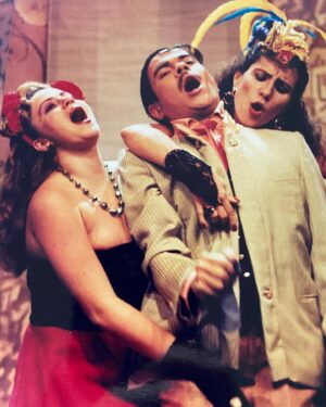 Karine Teles Instagram - Dia de tbt, achei essas fotos hoje do primeiro espetáculo que eu fiz no Rio de Janeiro!!!! Era “A Capital Federal” , um musical com direção de André Paes Leme! Não, eu não canto. Ralei muito p não atrapalhar o coro e mesmo assim eu atrapalhava. Também não sou dançarina, mas nesse quesito a@minha cara de pau foi trabalhada ao longo dos anos em aulas de ballet e jazz. Esse elenco era muito incrível! Aprendi tanto convivendo com eles! Aprendi sobre muitas coisas da cena e da vida (eu era a caçula do elenco) Tenho o VHS do espetáculo aqui guardado e espero que ainda funcione porque quero reassistir. A gente tinha uma coxia divertidíssima e era delicioso chegar no CCBB de quarta a domingo para estar em cena com eles! Sofri muito também, mas contrariando a crença de que guardamos mais as memórias ruins do que boas, quando penso nessa época, me vem instantaneamente um sorriso no rosto! #tbt #teatro #atriz #vhs #ccbbrio