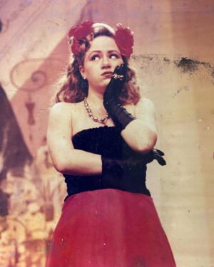 Karine Teles Instagram - Dia de tbt, achei essas fotos hoje do primeiro espetáculo que eu fiz no Rio de Janeiro!!!! Era “A Capital Federal” , um musical com direção de André Paes Leme! Não, eu não canto. Ralei muito p não atrapalhar o coro e mesmo assim eu atrapalhava. Também não sou dançarina, mas nesse quesito a@minha cara de pau foi trabalhada ao longo dos anos em aulas de ballet e jazz. Esse elenco era muito incrível! Aprendi tanto convivendo com eles! Aprendi sobre muitas coisas da cena e da vida (eu era a caçula do elenco) Tenho o VHS do espetáculo aqui guardado e espero que ainda funcione porque quero reassistir. A gente tinha uma coxia divertidíssima e era delicioso chegar no CCBB de quarta a domingo para estar em cena com eles! Sofri muito também, mas contrariando a crença de que guardamos mais as memórias ruins do que boas, quando penso nessa época, me vem instantaneamente um sorriso no rosto! #tbt #teatro #atriz #vhs #ccbbrio