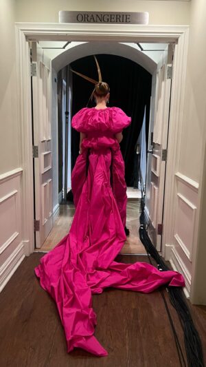Karine Vanasse Instagram - Nul part d’autre j’aurais pu porter ce look de finale ! Merci à tous les invités pour cette premiere saison epique ⚔️ Vous avez soulevé les passions et les réflexions chez les fans de l’emission et vous avez donné le ton pour la prochaine cohorte. Merci de nous avoir fait confiance et d’avoir gardé en tete que la Karine que vous connaissez allait sourire de nouveau avec vous une fois le jeu terminé :.)

Bravo à @noovo @bell et @groupeentourage d’avoir relevé le défi de cette production ! 
… et merci d’avoir laissé ces créateurs être inspirés pour les looks qui m’ont ravie à chaque jour et donnée la prestance et la folie necessaire pour devenir votre Hôtesse du Manoir et avoir un plaisir fou à jouer ce rôle.

Ces créateurs, les voici :
• Stylistes @olivia_leblanc & @indianna
• Habilleuse Sylvie Longpré
• Direction Beauté et Maquillage et reine des bts @leslie_ann_thomson
• Ma chevelure sculpturale d’Hotesse du Manoir @valeriaamirova & @steevedaviault

… mais c’est pas terminé, on se voit la semaine prochaine pour l’episode de la réunion ! 🤭
Et on se voit en 2025 pour la saison 2 ⚔️