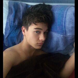 Karl Hughes Instagram - Happy April fools.. Ima stay in bed till it's over