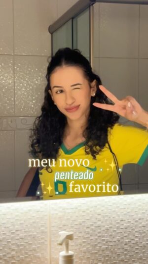 Karol Alves Instagram - espero que vocês façam!!!!!! (e aguentem a minha voz que tá voltando aos poucos kkkkkk) 
.
.
.
#reels #cacheada #cachos #penteado #hairstyle #curl