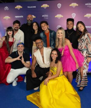 Karol Alves Instagram - 4° e última dia de pré-estreia de "Os Aventureiros: A Origem" foi em casa, meu Rio de Janeiro! senta que vem agradecimento por aí 🥺

Antes de tudo quero deixar escancarado o quanto sou grata a Deus por ser tão fiel e bondoso comigo, Suas promessas permanecem e se mostram cada vez mais reais! 

Ao @luccasneto por me presentear com a verdadeira "Vitória", obrigada por acreditar no meu trabalho e apostar em mim! 
Ao nosso diretor @andrepellenz pelo trabalho com excelência, cuidado e amor, você é o cara dedé!!!
Ao nosso elenco e equipe incríveis que fizeram de tudo pra entregar o melhor resultado, obrigada pelas risadas e momentos que vou lembrar pra sempre!!!! (meus aventureiros @luccasneto, @ojoaopessanha @gialparone @beatrizcoutoz viver esse sonho com vocês não podia ter sido melhor 🫶🏼)

Ao melhor irmão gêmeo de todos os multiversos!!!!!!!! @ojoaopessanha você é o irmão dos sonhos de qualquer um, obrigada por ser o melhor parceiro de cena de todos!

A minha família que me apoiou em cada momento desse longo caminho, se não fosse por vocês eu não seria metade de mim, papai e mamãe vocês são meu tudico ✨

Aos meus amigos PERFEITOS!!!! vocês são os mais descolados, supportive e divertidos! Até eu que sou amiga de vocês quero ser mais 🫠 (esse vídeo é bom demais kkkkk)

A @beatrizcoutoz por viver esse sonho do meu ladinho e ser uma das minhas melhores amigas na vida real e na ficção! Te amo mesmo quando você me estressa e não poderia ser de outro jeito 💕

Obrigada a @blueshop.rio e a @p.t.a.v.a.r.e.s que me deixaram belíssima para as pré-estreias e me fizeram me sentir uma princesa de verdade 🥺

E muito obrigada aos nossos fãs que nos trouxeram até aqui!!!!

Os Aventureiros: A Origem estreia dia 06 de Julho SOMENTE nos cinemas!!!!! Quero ver todo mundo se divertindo, levando a família e os amigos para viver o nosso mundo de magia e fantasia com a gente 🫶🏼