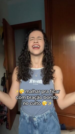 Karol Alves Instagram - equipe do levantamento de cadeira e bíblias em dia 💪🏼😗
.
.
.
#reels #humor #comedia #engracado #crente #cristao #fitness