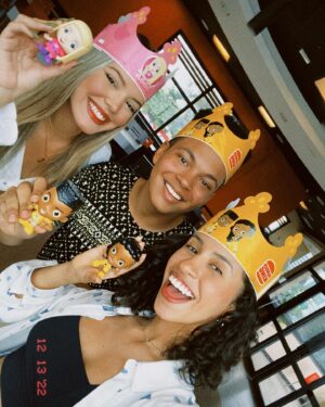 Karol Alves Instagram - ainda não consegui processar que agora EU SOU UM BRINDE DO KING JR!!!! 😭💛🐯✨ Corre pra participar do desafio nos meus destaques e fazer parte do meu perfil! #publi #aventureirosnobk