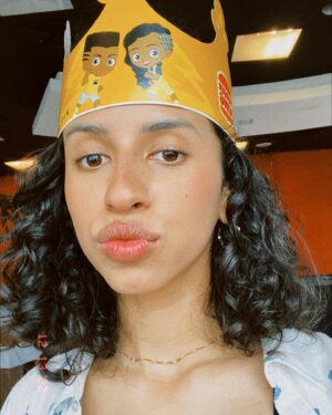 Karol Alves Instagram - ainda não consegui processar que agora EU SOU UM BRINDE DO KING JR!!!! 😭💛🐯✨ Corre pra participar do desafio nos meus destaques e fazer parte do meu perfil! #publi #aventureirosnobk