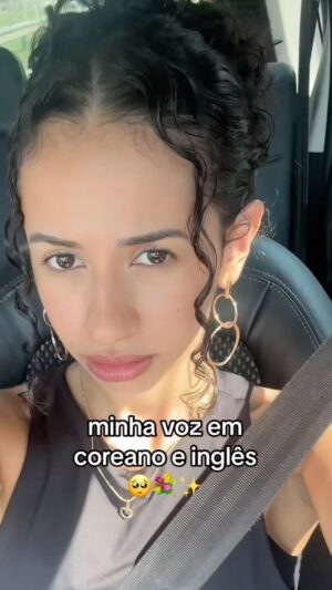 Karol Alves Instagram - 4 idiomas 🤝 2 personalidades 
.
.
.
#reels #humor #idiomas #poliglota #espanhol #coreano #ingles