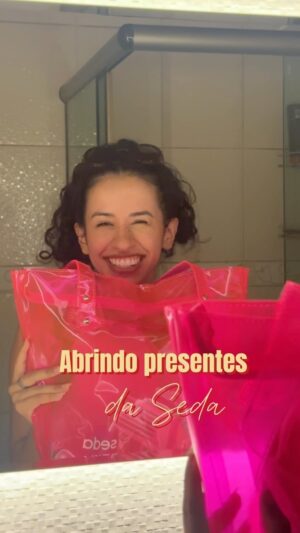 Karol Alves Instagram - acho que minha nova linguagem de amor talvez seja...presentes? obrigada, @sedaoficial! 🩷 
.
.
.
#reels #unboxing #seda #cachos #cacheada