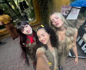 Karol Alves Instagram - Uma Aventura no Zoológico já tá no top3 Brasil, o 10° filme da minha carreira!!! E só poderia vir (e veio) de forma muito especial, esse filme é diferente de todos e guardo com muito carinho tudo que vivi e aprendi durante as filmagens! Elenco, direção, roteiro e toda a equipe técnica afinadíssimos, o set mais pacífico da história hahahahah e o resultado não poderia ser outro além de um filme lindo onde o maior responsável pelo sucesso é o amor de TODOS nesse barco! Muito obrigada time, amo vocês 🫶🏼 CORRE PRA GENTE IR PRO TOP1!!!!!