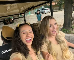 Karol Alves Instagram - Uma Aventura no Zoológico já tá no top3 Brasil, o 10° filme da minha carreira!!! E só poderia vir (e veio) de forma muito especial, esse filme é diferente de todos e guardo com muito carinho tudo que vivi e aprendi durante as filmagens! Elenco, direção, roteiro e toda a equipe técnica afinadíssimos, o set mais pacífico da história hahahahah e o resultado não poderia ser outro além de um filme lindo onde o maior responsável pelo sucesso é o amor de TODOS nesse barco! Muito obrigada time, amo vocês 🫶🏼 CORRE PRA GENTE IR PRO TOP1!!!!!