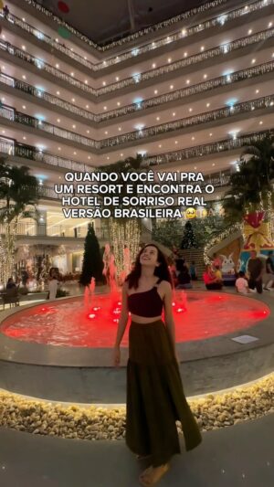 Karol Alves Instagram - no fundo torcendo pra um dorama estar rolando entre os funcionários 👀 
.
.
.
#reels #dorama #sorrisoreal #kingtheland #kdrama #coreano #junho #yoona
