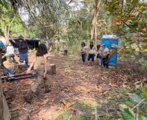 Karol Alves Instagram - Uma Aventura no Zoológico já tá no top3 Brasil, o 10° filme da minha carreira!!! E só poderia vir (e veio) de forma muito especial, esse filme é diferente de todos e guardo com muito carinho tudo que vivi e aprendi durante as filmagens! Elenco, direção, roteiro e toda a equipe técnica afinadíssimos, o set mais pacífico da história hahahahah e o resultado não poderia ser outro além de um filme lindo onde o maior responsável pelo sucesso é o amor de TODOS nesse barco! Muito obrigada time, amo vocês 🫶🏼 CORRE PRA GENTE IR PRO TOP1!!!!!
