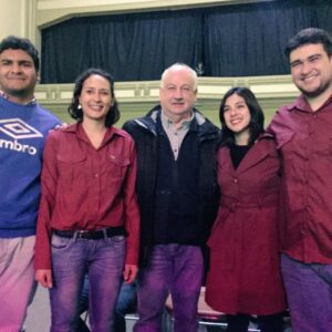 Karol Cariola Instagram - Hoy se cumple un año de la partida física del compañero Guillermo Teillier. Quise hacer este pequeño, pero sentido homenaje, recordando importantes momentos a su lado.

Mientras él era el Presidente de nuestro partido; yo fui la Secretaria General de las JJCC. Tenía el honor de sentarme junto a él en el pupitre continuo todos los años que compartimos en la Cámara de Diputadas y Diputados. Tuve la posibilidad de ser parte del equipo que lo acompañó durante su enfermedad hasta los últimos días de su vida… muchas experiencias y aprendizajes que me permitieron conocer la gran persona que fue nuestro compañero Guillermo. Respetuoso de las diferencias, siempre dispuesto a entregar una palabra sabia como consejo… el compañero Guillermo siempre trabajó por la unidad del partido, porque sin duda, dio la vida entera por las causas más justas. 

Lo extraño mucho y nos hace mucha falta❤️

Honor y gloria al compañero Guillermo Teillier Del Valle