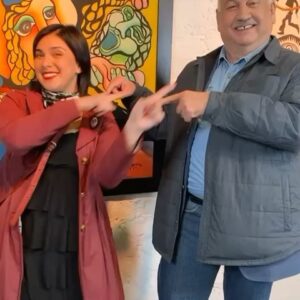 Karol Cariola Instagram - Hoy se cumple un año de la partida física del compañero Guillermo Teillier. Quise hacer este pequeño, pero sentido homenaje, recordando importantes momentos a su lado.

Mientras él era el Presidente de nuestro partido; yo fui la Secretaria General de las JJCC. Tenía el honor de sentarme junto a él en el pupitre continuo todos los años que compartimos en la Cámara de Diputadas y Diputados. Tuve la posibilidad de ser parte del equipo que lo acompañó durante su enfermedad hasta los últimos días de su vida… muchas experiencias y aprendizajes que me permitieron conocer la gran persona que fue nuestro compañero Guillermo. Respetuoso de las diferencias, siempre dispuesto a entregar una palabra sabia como consejo… el compañero Guillermo siempre trabajó por la unidad del partido, porque sin duda, dio la vida entera por las causas más justas. 

Lo extraño mucho y nos hace mucha falta❤️

Honor y gloria al compañero Guillermo Teillier Del Valle