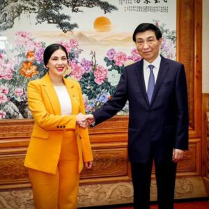 Karol Cariola Instagram - En el marco de la visita oficial de la Cámara de Diputadas y Diputados a la República Popular China, sostuve una serie de reuniones con importantes autoridades: el presidente del Comité Permanente de la Asamblea Popular Nacional de China, Zhao Leji, el vicepresidente del Comité Permanente de la 14 sesión de la Asamblea Popular Nacional, Sr He Wei, quien, además, encabeza la contraparte China del comité de diálogo político entre la Asamblea Popular Nacional de China y el Congreso Nacional de Chile, y el presidente del Comité Nacional de la Conferencia Consultiva Política del Pueblo Chino CCPPCh, Sr. Wang Huning. 

Estos encuentros cumplen con el importante objetivo de seguir potenciando el intercambio parlamentario, fortalecer lazos con nuestro principal socio comercial y adquirir nuevas herramientas tecnológicas en favor de la ciudadanía 🇨🇳🤝🏼🇨🇱