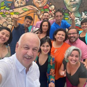 Karol Cariola Instagram - Hoy se cumple un año de la partida física del compañero Guillermo Teillier. Quise hacer este pequeño, pero sentido homenaje, recordando importantes momentos a su lado.

Mientras él era el Presidente de nuestro partido; yo fui la Secretaria General de las JJCC. Tenía el honor de sentarme junto a él en el pupitre continuo todos los años que compartimos en la Cámara de Diputadas y Diputados. Tuve la posibilidad de ser parte del equipo que lo acompañó durante su enfermedad hasta los últimos días de su vida… muchas experiencias y aprendizajes que me permitieron conocer la gran persona que fue nuestro compañero Guillermo. Respetuoso de las diferencias, siempre dispuesto a entregar una palabra sabia como consejo… el compañero Guillermo siempre trabajó por la unidad del partido, porque sin duda, dio la vida entera por las causas más justas. 

Lo extraño mucho y nos hace mucha falta❤️

Honor y gloria al compañero Guillermo Teillier Del Valle