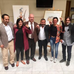 Karol Cariola Instagram - Hoy se cumple un año de la partida física del compañero Guillermo Teillier. Quise hacer este pequeño, pero sentido homenaje, recordando importantes momentos a su lado.

Mientras él era el Presidente de nuestro partido; yo fui la Secretaria General de las JJCC. Tenía el honor de sentarme junto a él en el pupitre continuo todos los años que compartimos en la Cámara de Diputadas y Diputados. Tuve la posibilidad de ser parte del equipo que lo acompañó durante su enfermedad hasta los últimos días de su vida… muchas experiencias y aprendizajes que me permitieron conocer la gran persona que fue nuestro compañero Guillermo. Respetuoso de las diferencias, siempre dispuesto a entregar una palabra sabia como consejo… el compañero Guillermo siempre trabajó por la unidad del partido, porque sin duda, dio la vida entera por las causas más justas. 

Lo extraño mucho y nos hace mucha falta❤️

Honor y gloria al compañero Guillermo Teillier Del Valle