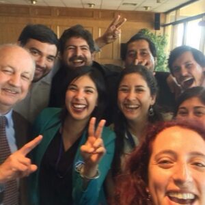 Karol Cariola Instagram - Hoy se cumple un año de la partida física del compañero Guillermo Teillier. Quise hacer este pequeño, pero sentido homenaje, recordando importantes momentos a su lado.

Mientras él era el Presidente de nuestro partido; yo fui la Secretaria General de las JJCC. Tenía el honor de sentarme junto a él en el pupitre continuo todos los años que compartimos en la Cámara de Diputadas y Diputados. Tuve la posibilidad de ser parte del equipo que lo acompañó durante su enfermedad hasta los últimos días de su vida… muchas experiencias y aprendizajes que me permitieron conocer la gran persona que fue nuestro compañero Guillermo. Respetuoso de las diferencias, siempre dispuesto a entregar una palabra sabia como consejo… el compañero Guillermo siempre trabajó por la unidad del partido, porque sin duda, dio la vida entera por las causas más justas. 

Lo extraño mucho y nos hace mucha falta❤️

Honor y gloria al compañero Guillermo Teillier Del Valle