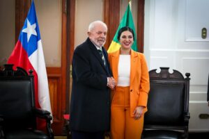 Karol Cariola Instagram - El presidente de Brasil Luís Ignacio Lula Da Silva  @lulaoficial nos visitó y dejó un mesaje claro sobre la importancia de fortalecer y defender de manera irrestricta nuestras democracias, haciendo un llamado a trabajar por mayor integración regional de los países de América latina y el Caribe, diciendo fuerte y claro “Juntos y coordinados somos más fuertes para enfrentar los problemas que nos aquejan como sociedad” 🇨🇱🤝🏼🇧🇷

Como presidenta de la Cámara de Diputadas y Diputados tuve el honor de recibirlo en su visita oficial a Chile, acompañada de una delegación transversal de parlamentarios y parlamentarias integrantes de la comisión de relaciones exteriores y del grupo de amistad Interparlamentario Chile - Brasil.

Durante este valioso encuentro, se tocaron temas como las relaciones bilaterales de más de 188 años; que han convertido a Brasil en el primer socio comercial de Chile en América Latina, el rol del G20, la importancia de concretar el corredor bi-oceanico  que busca conectar Brasil con el norte de Chile para aumentar el intercambio comercial, de la alianza global contra el hambre, sobre equidad de género, y sobre todo sobre integración regional, entre otros importantes temas.

Escuchamos y compartimos el mensaje del presidente Luis Ignacio Lula Da Silva💚