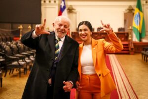 Karol Cariola Instagram - El presidente de Brasil Luís Ignacio Lula Da Silva  @lulaoficial nos visitó y dejó un mesaje claro sobre la importancia de fortalecer y defender de manera irrestricta nuestras democracias, haciendo un llamado a trabajar por mayor integración regional de los países de América latina y el Caribe, diciendo fuerte y claro “Juntos y coordinados somos más fuertes para enfrentar los problemas que nos aquejan como sociedad” 🇨🇱🤝🏼🇧🇷

Como presidenta de la Cámara de Diputadas y Diputados tuve el honor de recibirlo en su visita oficial a Chile, acompañada de una delegación transversal de parlamentarios y parlamentarias integrantes de la comisión de relaciones exteriores y del grupo de amistad Interparlamentario Chile - Brasil.

Durante este valioso encuentro, se tocaron temas como las relaciones bilaterales de más de 188 años; que han convertido a Brasil en el primer socio comercial de Chile en América Latina, el rol del G20, la importancia de concretar el corredor bi-oceanico  que busca conectar Brasil con el norte de Chile para aumentar el intercambio comercial, de la alianza global contra el hambre, sobre equidad de género, y sobre todo sobre integración regional, entre otros importantes temas.

Escuchamos y compartimos el mensaje del presidente Luis Ignacio Lula Da Silva💚