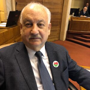 Karol Cariola Instagram - Hoy se cumple un año de la partida física del compañero Guillermo Teillier. Quise hacer este pequeño, pero sentido homenaje, recordando importantes momentos a su lado.

Mientras él era el Presidente de nuestro partido; yo fui la Secretaria General de las JJCC. Tenía el honor de sentarme junto a él en el pupitre continuo todos los años que compartimos en la Cámara de Diputadas y Diputados. Tuve la posibilidad de ser parte del equipo que lo acompañó durante su enfermedad hasta los últimos días de su vida… muchas experiencias y aprendizajes que me permitieron conocer la gran persona que fue nuestro compañero Guillermo. Respetuoso de las diferencias, siempre dispuesto a entregar una palabra sabia como consejo… el compañero Guillermo siempre trabajó por la unidad del partido, porque sin duda, dio la vida entera por las causas más justas. 

Lo extraño mucho y nos hace mucha falta❤️

Honor y gloria al compañero Guillermo Teillier Del Valle