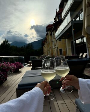 Karolína Kokešová Instagram - SOUTĚŽ o pobyt v @grandhotel_praha pro 2 osoby v pokoji classic na 2 noci se snídaní, vstupem do wellness a lanovkami/vodními parky. Využít lze od 1.9.2024 do 20.12.2024. 

Podmínky soutěže:

1. SLEDUJ @grandhotel_praha @vysoketatry_horyzazitkov @kokinecka 
2. Označ v komentáři s kým by jsi vyrazila a proč 

Hodně štěstí! 😘⛰️ 

#vysoketatry #mountains #soutez