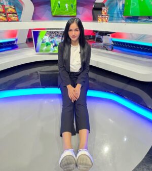 Kartika Berliana Instagram - Bangga banget pokonya aku mah sama timnas dan coach shin dan all crew 🇮🇩 Bangga pokonya bangga🤍😺@timnas.indonesia @shintaeyong7777