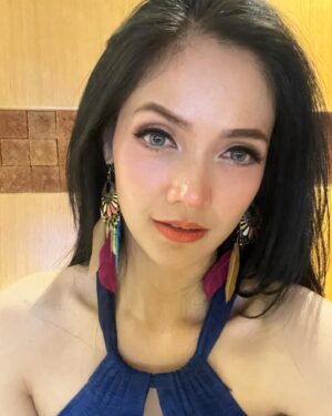 Kartika Berliana Instagram - Plis banget sekali selfie hasil makeup sendiri setelah tahunan berguru dari mua mua papan puncak😀 kali aja abis ini jadi influencer makeup yakhand❣️
