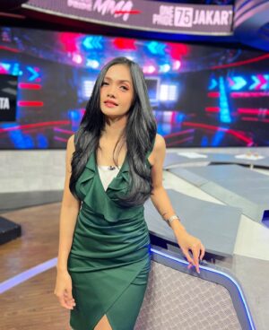 Kartika Berliana Instagram - Kerjaan terakhir di tahun 2023🥱🥰 Bersyukur dan berterimakasih banget sama semua yang selalu support dan nemenin, Love Jesus, Family, Manager Manager, all bestfriends, all team di semua lokasi love pokonya🫶🏻 See you tahun depan, 2024 full of love full of blessing🕊️