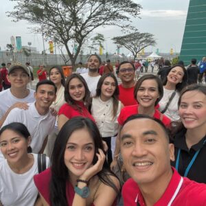 Kartika Berliana Instagram - Opening Ceremony World Cup U17 🥳Bangga banget Indonesia jadi negara pertama di Asia Tenggara yang dipercayakan mengadakan worldcup u17 @fifaworldcup 🇮🇩🇮🇩🇮🇩
Happy banget bisa activity sama idola idola dari waktu masih sekolah🥳 #u17wc #inspiringstars