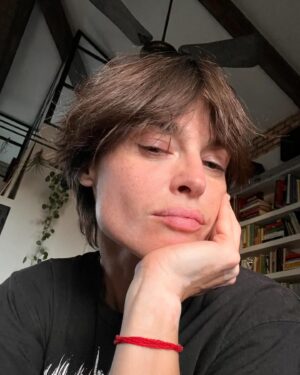 Kasia Smutniak Instagram - Vorrei fare chiarezza su alcune notizie che circolano riguardo al mio „addio al cinema”. Uso questo spazio per comunicare ciò che sento e che vorrei fosse chiaro.

Da due anni ho deciso di dedicarmi completamente a progetti che non mi coinvolgono necessariamente come attrice. Non è una decisione netta, presa in questi giorni, e non credo di volermi dare dei confini nei quali stare. 
Raccontare storie è la mia passione e credo che farà sempre parte della mia vita. Non sento la necessità di fare un annuncio speciale, e non vorrei che fosse percepito come tale.

Leggo, con un velo di tristezza, le notizie che impazzano sui vari siti in queste ore. La caccia al titolo più sensazionalistico, i titoli da clickbait facili. Alcuni addirittura collegano il “mio ritiro” a un momento davvero difficile della mia vita. E francamente mi sembra troppo.
Capisco l’attenzione che si è creata attorno alla mia voglia di cambiamento, ma mi sembra un percorso piuttosto naturale. 

E scrivo queste righe dal set, del nuovo film di Ferzan, circondata da colleghe e colleghi che stimo moltissimo, una fonte di ispirazione continua. Sono felice di far parte di questo straordinario cast e stare vicino a Ferzan in questa nuova esperienza. Ci sono alcune storie per le quali vale la pena dedicare un pezzo della tua vita. Per chi fa questo mestiere, lo si fa con passione, sangue, carne e sudore. Il resto, come ci arrivi - che tu abbia scritto, diretto o interpretato - è solo un dettaglio. C’è una sorta di missione che ci accomuna tutti: raccontare storie. 
È un privilegio essere ascoltati, e da questo deriva una certa responsabilità. Sento, che per me, semplicemente è diventato ancora più importante che storie scegliere e come raccontarle. 
Quindi, ci vediamo presto, in un modo o nell’altro 🤙