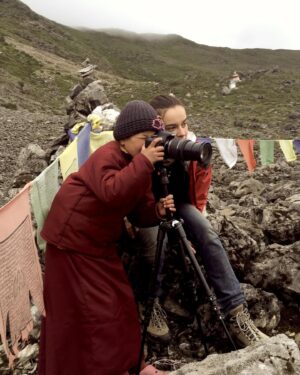Kasia Smutniak Instagram - Questi auguri arrivano da lontano . Ieri , mi sono svegliata , e ho pensato che ero felice . Mica poco . Mi sono svegliata e all’improvviso  avevo 45 anni . Tanta roba . Troppa da contenere, così in un’unico pensiero .  Mi guardo indietro e vedo tante me, tante vite . E finalmente sono grande . Ho avuto la fortuna di incontrare delle persone stupende , vere . Mi guardo nello specchio , e riconosco quello che vedo . Ogni segno , ogni cicatrice , ogni macchia , ruga mi appartiene . È una bella sensazione . E poi, questa storia qui , la storia di queste ragazze , è anche la mia . Sono le prime studentesse che hanno finito il ciclo scolastico alla Ghami Solar School , Mustang , e sono state ammesse al liceo  in India , Dharamsala . Fondata  nel 1960 dal Dalai Lama e la sua famiglia , è  la prima scuola per i rifugiati tibetani . Un progetto bellissimo proiettato nel futuro , dal passato,  attraverso il presente . Sono molto orgogliosa di loro . Hanno fatto un lungo viaggio per arrivare dove sono oggi . E il mio cuore scoppia di gioia e gratitudine per quello che ho avuto il coraggio di fare . Seguire il cuore non la ragione . E anche questo è un motivo in più per sorridere oggi ❤️ 

Thank you my dear little angels ! I’m so proud of you all 🕉️ @pietrotariconeonlus  ངའི་སེམས་གཏིང་ནས་ཐུགས་རྗེ་ཆེ། སྤོབས་པ་ཡོད།