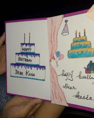 Kasia Smutniak Instagram - Questi auguri arrivano da lontano . Ieri , mi sono svegliata , e ho pensato che ero felice . Mica poco . Mi sono svegliata e all’improvviso  avevo 45 anni . Tanta roba . Troppa da contenere, così in un’unico pensiero .  Mi guardo indietro e vedo tante me, tante vite . E finalmente sono grande . Ho avuto la fortuna di incontrare delle persone stupende , vere . Mi guardo nello specchio , e riconosco quello che vedo . Ogni segno , ogni cicatrice , ogni macchia , ruga mi appartiene . È una bella sensazione . E poi, questa storia qui , la storia di queste ragazze , è anche la mia . Sono le prime studentesse che hanno finito il ciclo scolastico alla Ghami Solar School , Mustang , e sono state ammesse al liceo  in India , Dharamsala . Fondata  nel 1960 dal Dalai Lama e la sua famiglia , è  la prima scuola per i rifugiati tibetani . Un progetto bellissimo proiettato nel futuro , dal passato,  attraverso il presente . Sono molto orgogliosa di loro . Hanno fatto un lungo viaggio per arrivare dove sono oggi . E il mio cuore scoppia di gioia e gratitudine per quello che ho avuto il coraggio di fare . Seguire il cuore non la ragione . E anche questo è un motivo in più per sorridere oggi ❤️ 

Thank you my dear little angels ! I’m so proud of you all 🕉️ @pietrotariconeonlus  ངའི་སེམས་གཏིང་ནས་ཐུགས་རྗེ་ཆེ། སྤོབས་པ་ཡོད།
