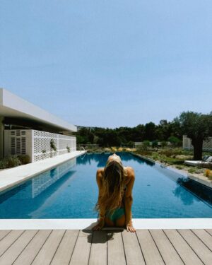 Kate Hudson Instagram - Absolutely dreamy! For those who follow me you know by now how much I love 🇬🇷🧿 Greece! I have never stayed in Athens for more than one night and @ooaesthesis new hotel is insane and the private residences were so spectacular 💫 Got to see the Parthenon 🏛️ which was a bucket list for me and Rani and I had our first mother daughter spa moment which I will share a little of in another post! Thank you One and Only for a beautiful experience 💙
